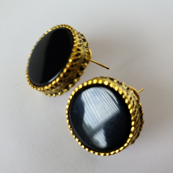 Black & gold stud earrings - Picture 3 of 3